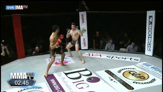 MMA Dövüşünde Dans Edip Şov Peşinde Koşunca Nakavt Olan Dövüşçü