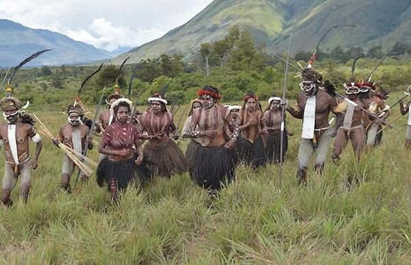 8. Мужчины же в это время охотятся, занимаются строительством и огородом