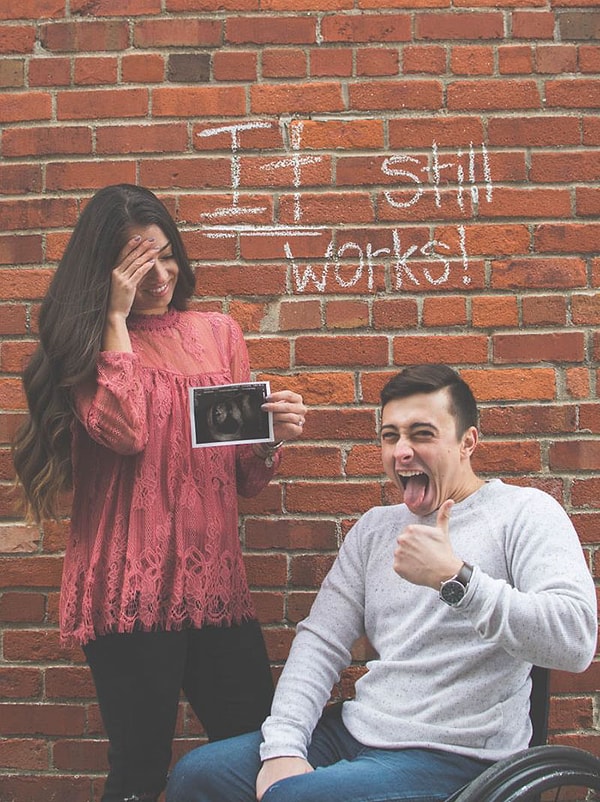 5. Пара решила сообщить миру об их счастливой новости, опубликовав фотографию в Инстаграм, на которой они показывают фото с надписью на стене: "Он все еще работает!"