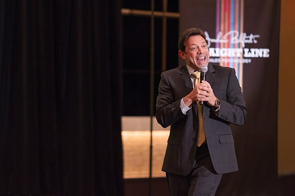 22. Настоящий Джордан Белфорт тоже появился в фильме: он сыграл мужчину, который представил публике Джордана Белфорта в исполнении Леонардо Ди Каприо в качестве тренера по искусству торговли на мотивационном семинаре.