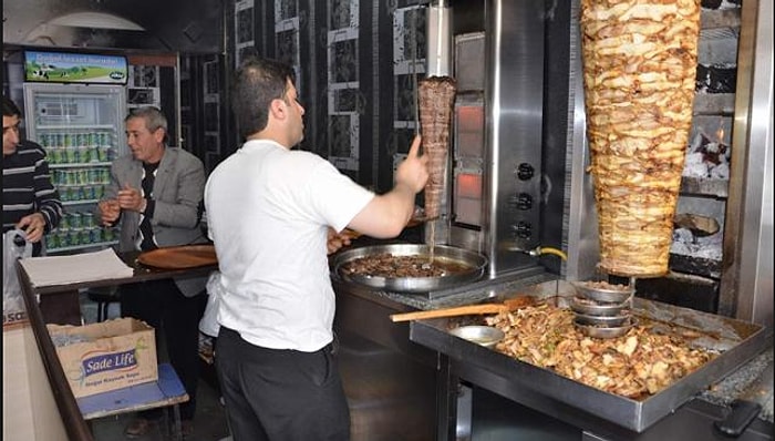 Tavuk Döner Sevdası Yüzünden Arkadaşının Yuvasını Yıkan Gencin Kahkahalara Boğan Hikayesi