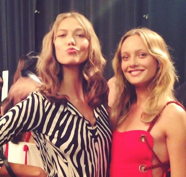 6. Чтобы избежать второго подбородка, слегка вытяните шею и поднимите голову