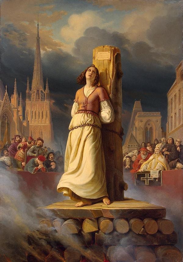 Jeanne d'Arc 30 Mayıs 1431 günü Rouen kentinde büyük bir kalabalığın önünde diri diri yakılarak ölüme terk edildi.