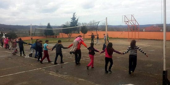 Yürümekte Güçlük Çeken Öğrencisini Sırtında Taşıyan Koca Yürekli Öğretmen: Yahya Celep