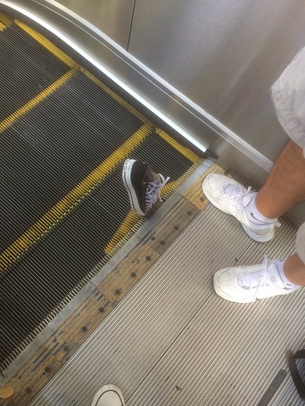 6. И снова кеды... Выходит, это самая опасная обувь для езды на эскалаторе?!