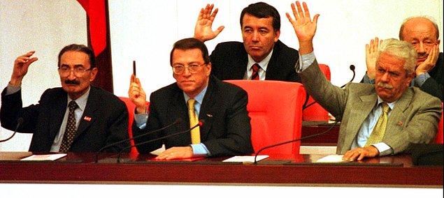 9. Cumhurbaşkanı Süleyman Demirel, başbakan Mesut Yılmaz, başbakan yardımcısı ise Bülent Ecevit'ti.