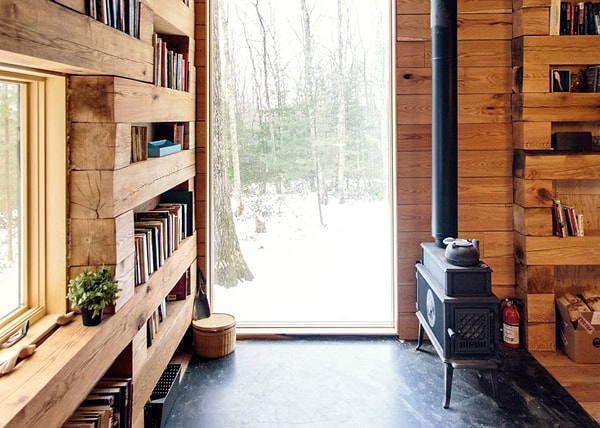 Домик, состоящий фактически из одной комнаты, достаточно велик, чтоб вместить в себя кровать, диван и небольшой письменный стол. Отопление комнаты осуществляется с помощью дровяной печи.