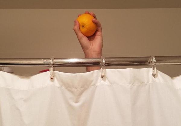İnternetin tenha köşelerinde ortaya çıkan, devrim niteliğinde bir trendden bahsedeceğiz: Duşta portakal yemek! 🍊🚿