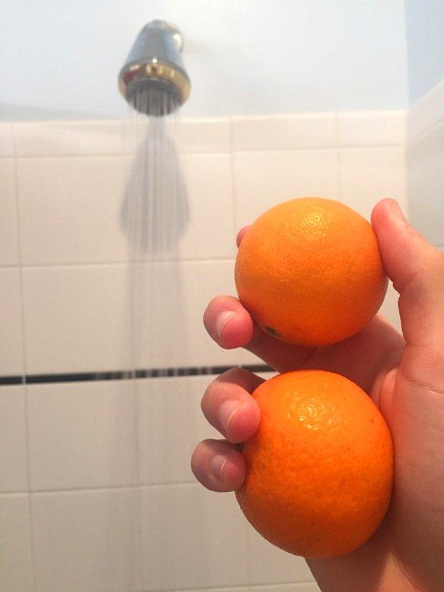 Reddit'te bir kullanıcının, herkesin yaparken zevk alacağı alışılmadık şeyler başlığı altında duşta portakal yemekten bahsetmesiyle "The ShowerOrange" ya da "Duş Portakalı" 1 yıl önce patladı gitti.
