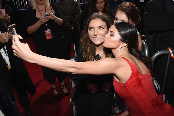 6. Она сама держит камеру