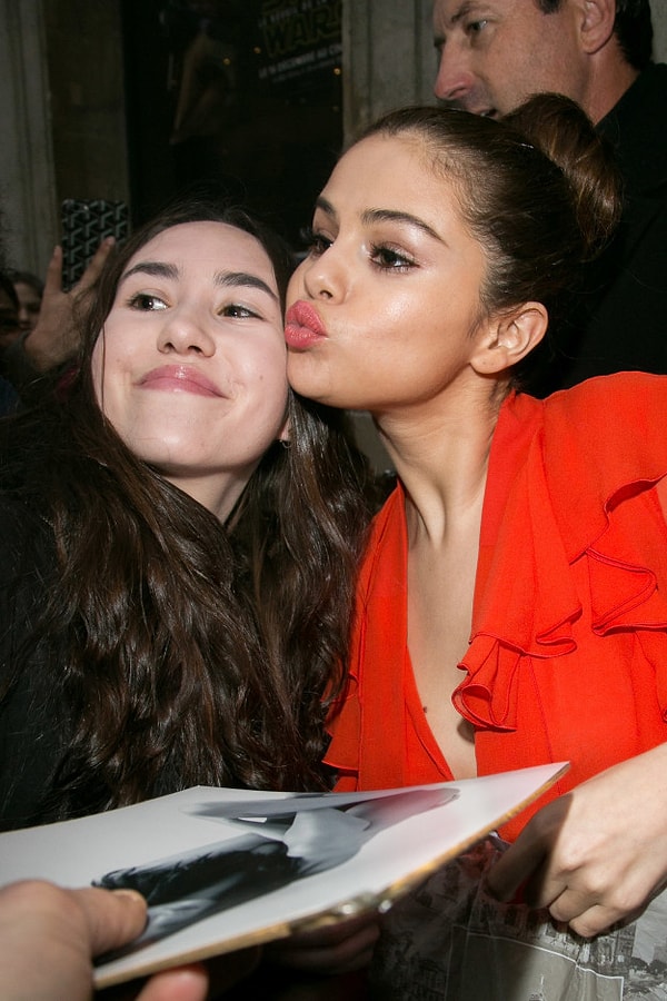 11. Уточка - это ее фирменное селфи