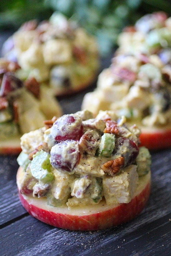 6. Куриный салат с карри на кусочках яблок