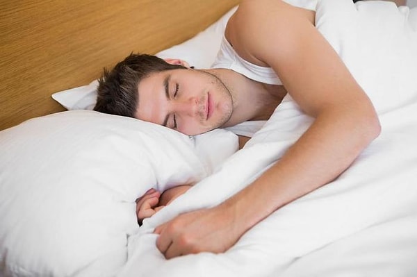 На боку с вытянутыми руками