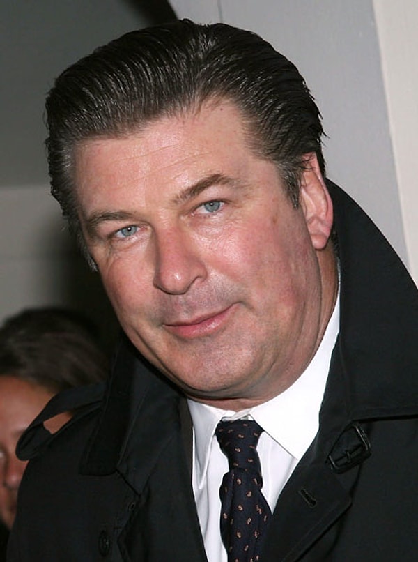 Şimdi içeriğe konu olmasının sebebi ise evliliği değil. Adeta laboratuvar ortamında kopyalanmış gibi olan kardeşleri. En büyükten başlayalım: Alec Baldwin