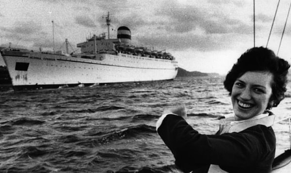 2. Вскоре девушка стала в Австралии настоящей знаменитостью, которую окрестили «девушкой в красном бикини», благодаря наряду, в котором она впервые появилась у берегов своей новой Родины. Что интересно, в Союзе об этом инциденте благоразумно умолчали.