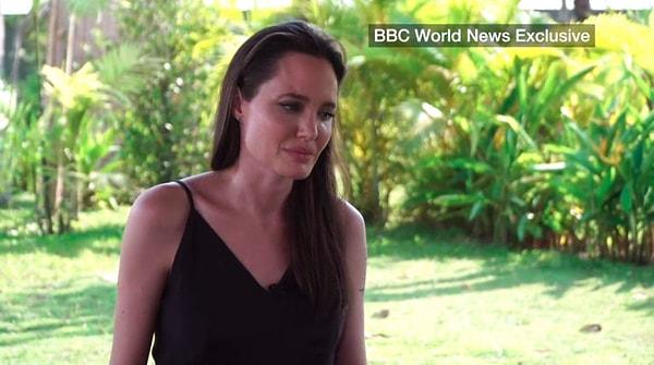 Kamboçya'da verdiği röportajda Jolie adeta arkadaş ortamında dertleşiyormuşçasına içini döktü, duygularını paylaştı ve hatta ağladı.