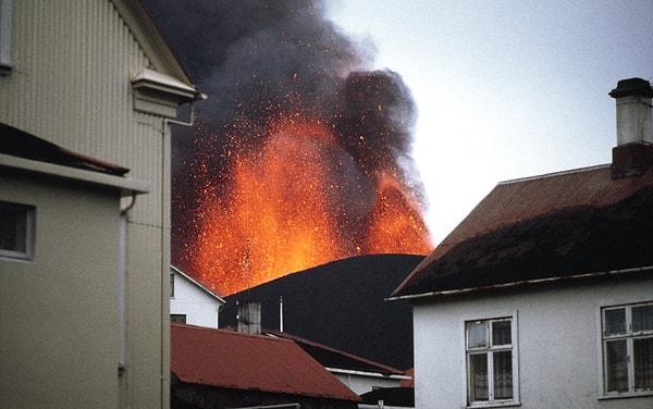1. Volkanik patlama 157 gün sürmüştür. 23 Ocak 1973'te başlayan patlama 28 Haziran 1973 yılında sona ermiştir.