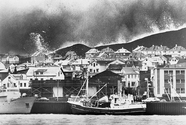 5. Şimdiki fotoğraf da 25 Ocak 1973 yılından, yani patlamadan iki gün sonra. Kızgın lavlar ada limanına doğru harekete geçmiş.