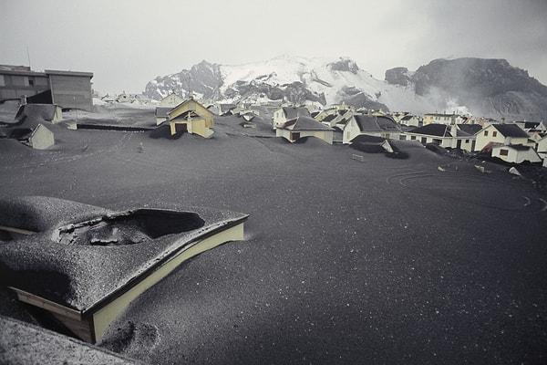 15. 157 gün süren volkanik püskürme sonucu evlerin büyük bir kısmı küller altında kalmıştır.