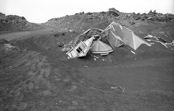 17. Bu fotoğrafımız da 24 Haziran 1974 tarihinden. Küller altında kalan yıkılmış bir yapı.