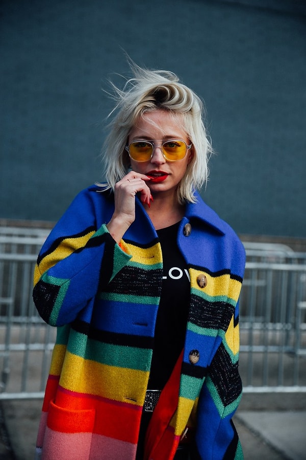 1. Тонированные солнцезащитные очки и красочные пальто и шубы. Резюме зимней моды в одной фотографии: