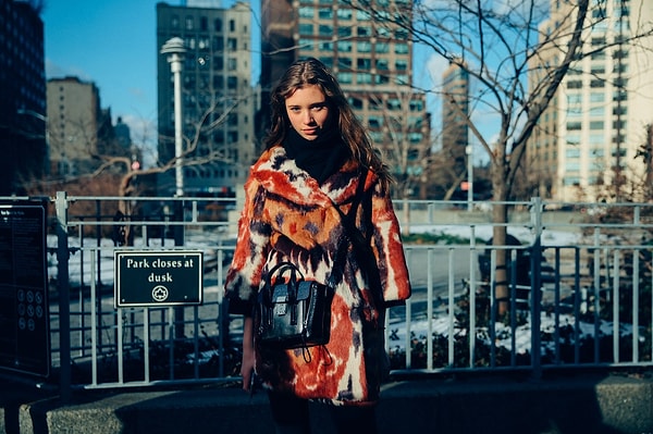 2. Принты на пальто чаще всего крупных геометрических форм.