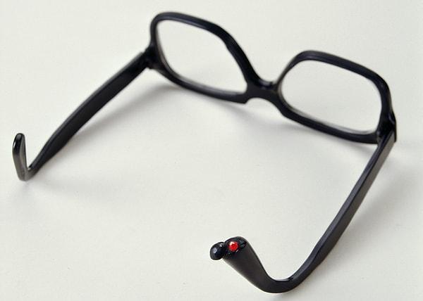 3. Gizlenmiş siyanür haplarıyla dolu gözlük, 1975–1977 arası.