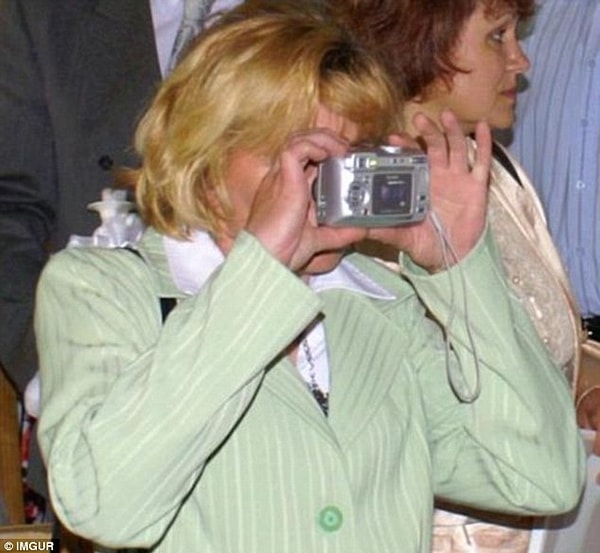 2. Она не знает, как пользоваться цифровой камерой, или... она просто хочет сделать макроснимок своего глазного яблока?