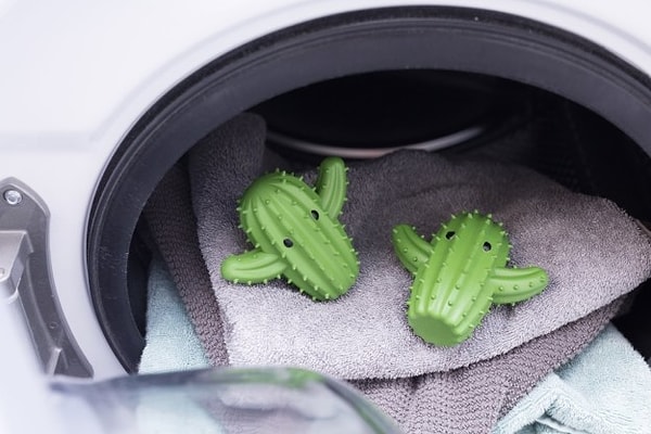 9. Добавь эти кактусики для сушки в свою стиральную машину, и они точно сделают твою одежду безумно мягкой (несмотря на колючки).