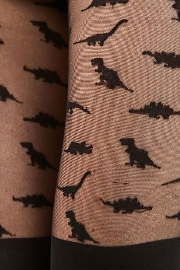 3. Эти милые колготки с динозавриками при правильно подобранной длине юбки добавят в твой образ игривости.