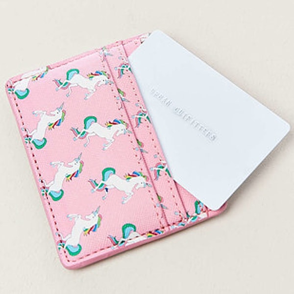 7. Припрячь свой капитал в этом кардхолдере с радужными единорогами, и волшебство будет жить в твоём кошельке вечно.