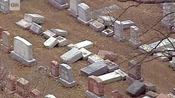 Mart ayının sonuna kadar mezarlığın onarımı için 20.000 dolar toplamayı hedefleyen kampanya yalnızca 1 gün içinde 100.000 doları buldu.