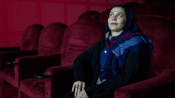 Kabil'deki sosyetik bir alışveriş merkezinde cinsiyet devriminin ilk adımları atılıyor. Şehirdeki diğer sinema salonlarıyla karşılaştırıldığında 'Galaxy Family Miniplex' adlı bu sinema gayet temiz ve çağdaş.