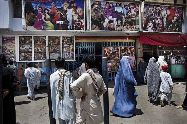 "Bence Afganistan'daki kadınlar aileleri izin vermediği için sinemaya gidemiyor"
