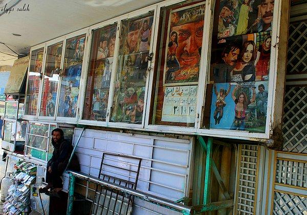 Pakistan'da bir mülteci olarak doğan Garzai, Afganistan'a döndüğünde kadınlara özel bir sinema salonu açmaya karar verdi
