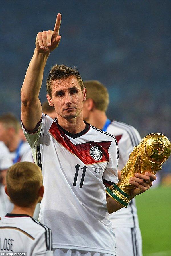 Dünya Kupası'nın en çok gol atan futbolcusu 16 golle Alman futbolcu Miroslav Klose.
