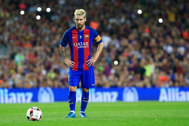 Bir sezonda en çok gol atan futbolcu; Lionel Messi (2011-12 sezonu 73 gol)