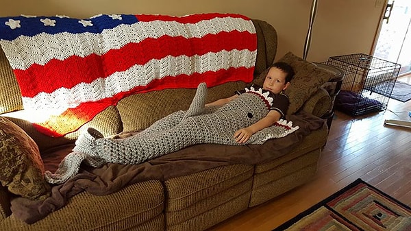 12. "Бабушка связала мне крючком плед в виде акулы"