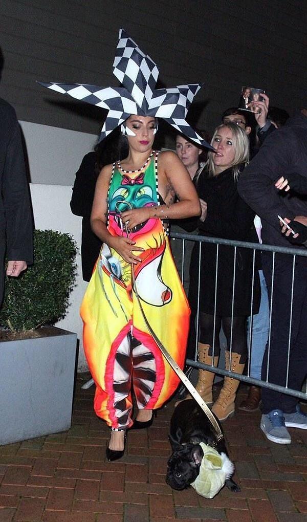 Zaten, kim böylesine çılgınca şeyler giyebilir ki Gaga'dan başka?