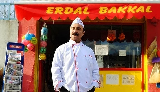 10. “İnsan dediğin yediği her kazıktan sonra “Yok abi bundan sonra kimseye güvenmem ben,” deyip de her seferinde kazık yemeye devam eden bir canlı türüdür.”