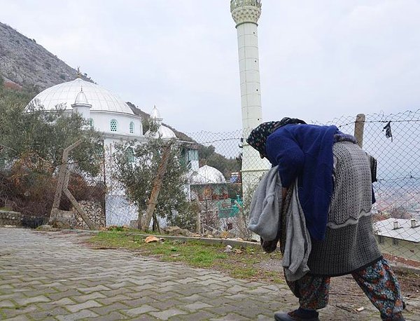 3 bin liralık adli para cezasını taksitle bile olsa ödeyecek gücü olmadığını belirten yaşlı kadına, cami bekleme cezası verildi.