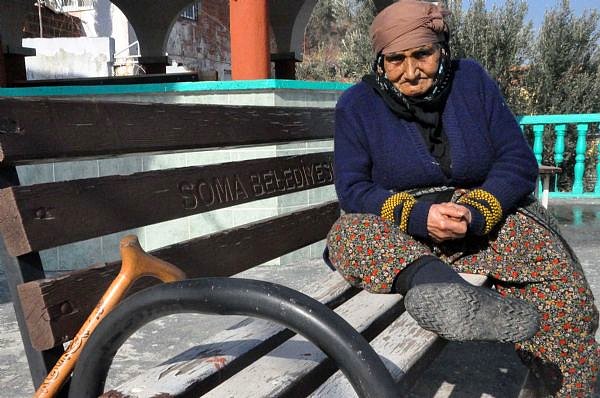 Sazan, geçen ekim ayından bu yana Karamanlı Mahallesi'ndeki evinden çıkıp güçlükle yaklaşık 500 metre ilerideki İlim Işıktır Camisi'ne giderek nöbetini tutmaya başladı.