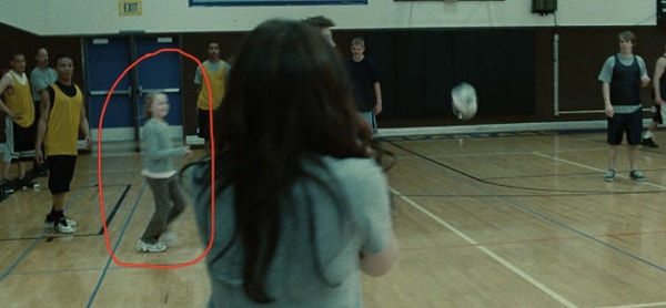 3. А эта маленькая девочка на уроке физкультуры? Разве она еще не слишком мала, чтобы играть в волейбол со старшаками?