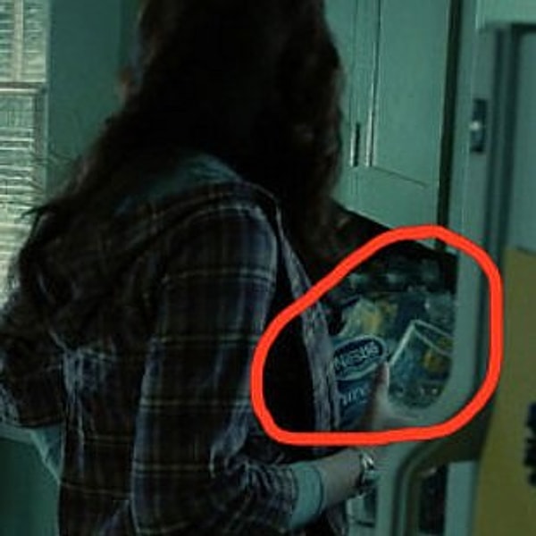 5. Белла пьет воду прямо из-под крана, хотя рядом с ней стоят бутылки с питьевой водой. Почему? Эту тайну нам, скорее всего, никогда не разгадать