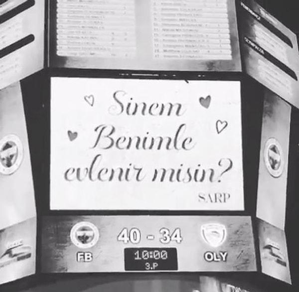 Dev ekrandaki "Sinem, benimle evlenir misin?" yazısı eşliğinde çıkan yüzük, Ülker Sport Arena'daki taraftarların alkışları...