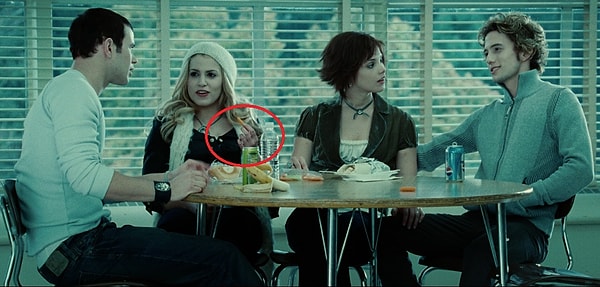 4. Розали во время ланча ест морковку. Серьезно, Розали, ты же можешь есть, что захочешь и никогда не поправишься. Зачем тебе морковь?