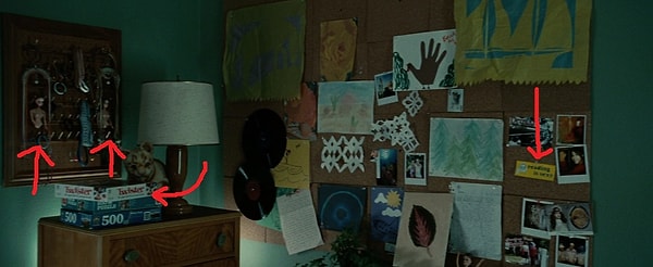 2. Плавно переходим к комнате Беллы. На стене вы можете увидеть наклейку для заднего бампера "Чтение — это сексуально", но это не так интересно, как то, что она хранит у себя в комнате кукол с оторванными ногами! Ах да, и еще у нее есть игра "Твистер"