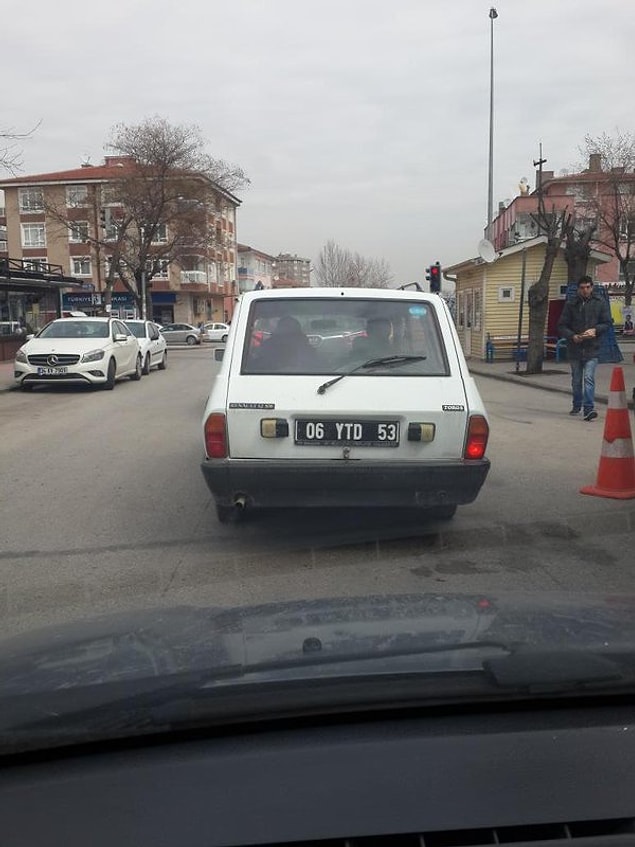 7. Tam olarak ne dediğini anlamasan da "Resmi hizmete mahsustur" yazan araçlara binebildiğin için kendini ayrıcalıklı hissetmek.