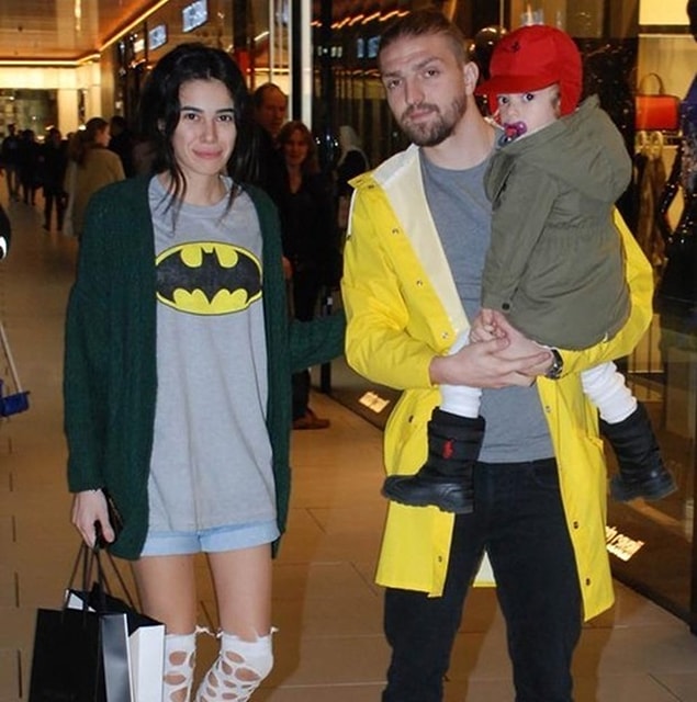 Belki de en önemlisi anne ve babasının arasındaki bu savaştan çocukları nasıl yara almadan kurtulabilecek? 😔