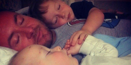 İki Erkek Çocuğuna İyi Örnek Olsun Diye Eski Eşinin Doğum Gününü Kutlayan Süper Baba!